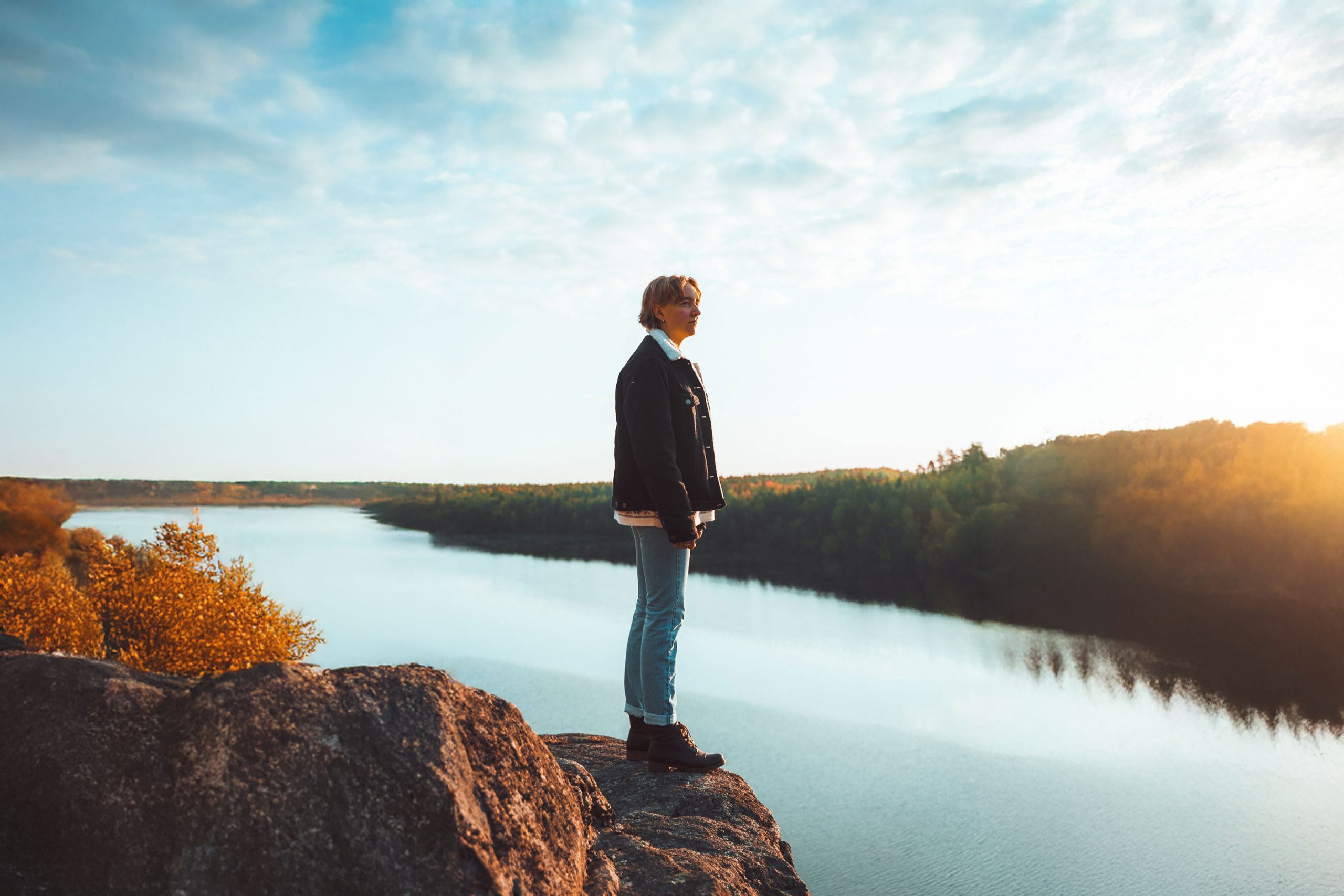 Bröllopsfotograf Moa Liljestrand Foss med en höstig soluppgång i bakgrunden